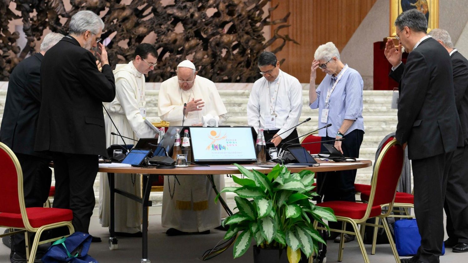 Pope Francis prays with the Synod Assembly on October 12, 2024 (VATICAN MEDIA Divisione Foto)